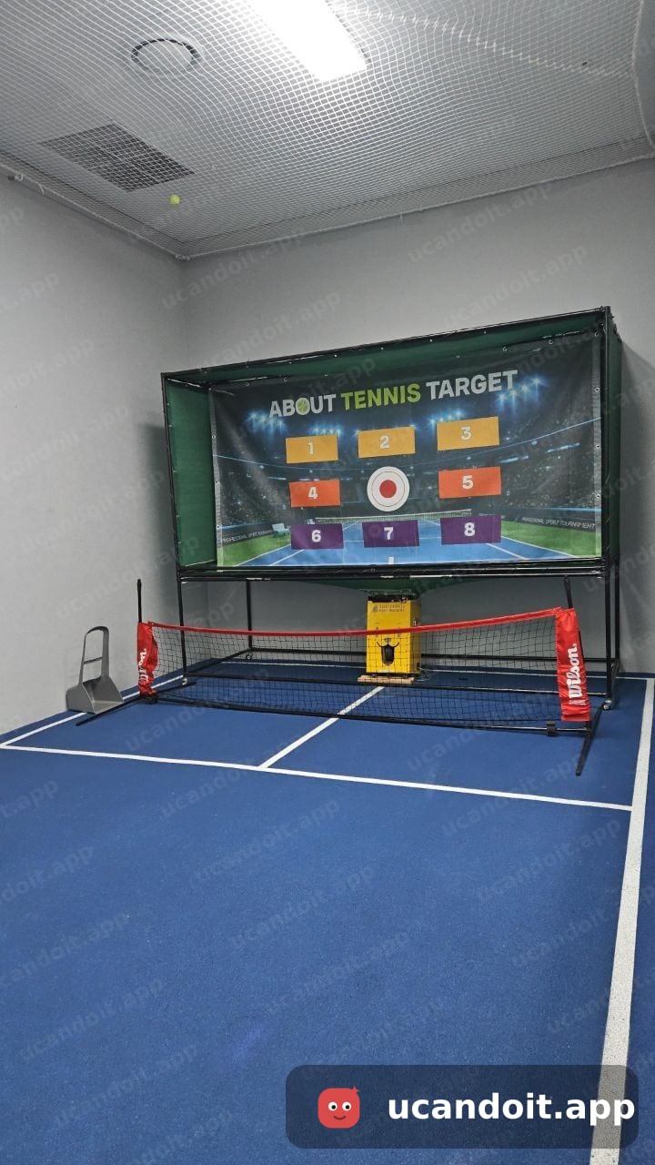 1～8 타겟 배너와 볼머신이 있는 연습 코트