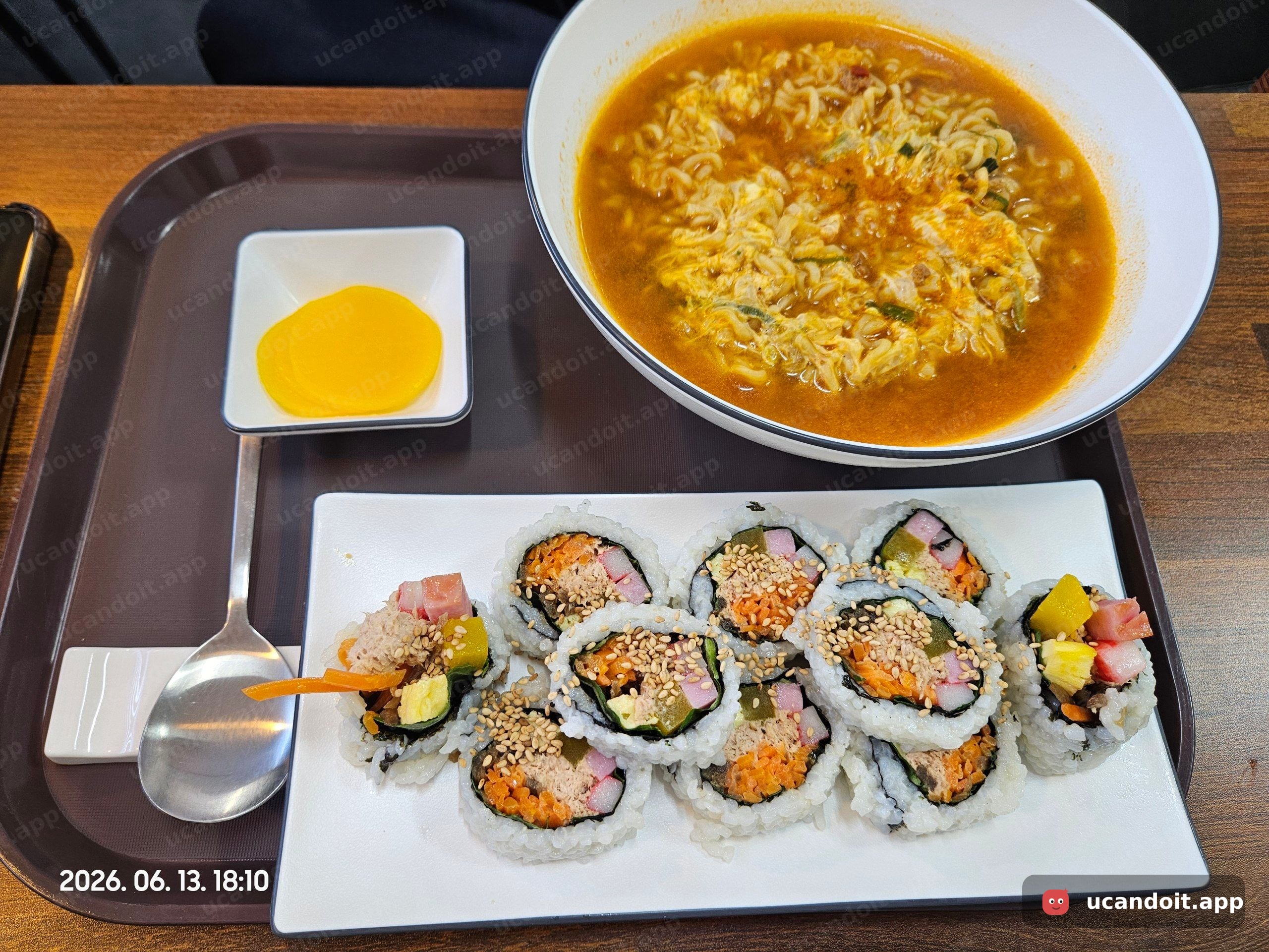 진심라면과 주먹김밥 세트 – 풍성한 김밥 단면과 라면 클로즈업