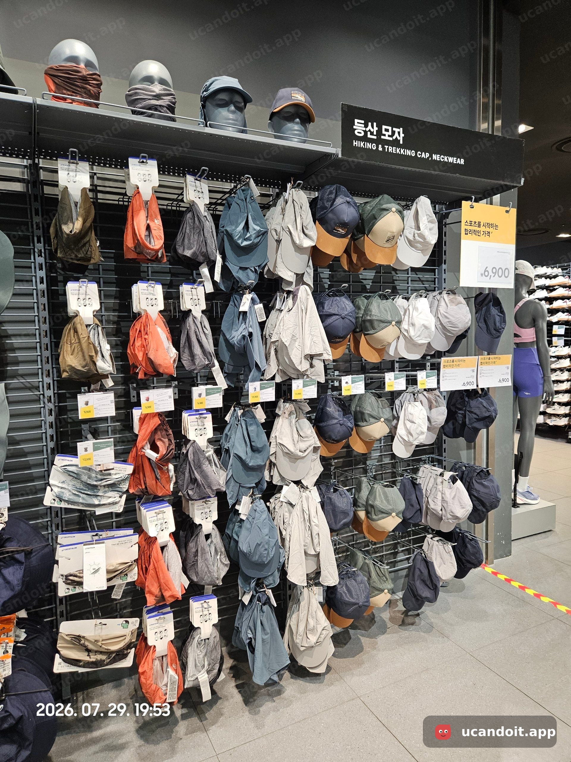 등산 모자(HIKING CAP) 코너 – 6,900원 태그, 넥워머·버킷햇 등 다양