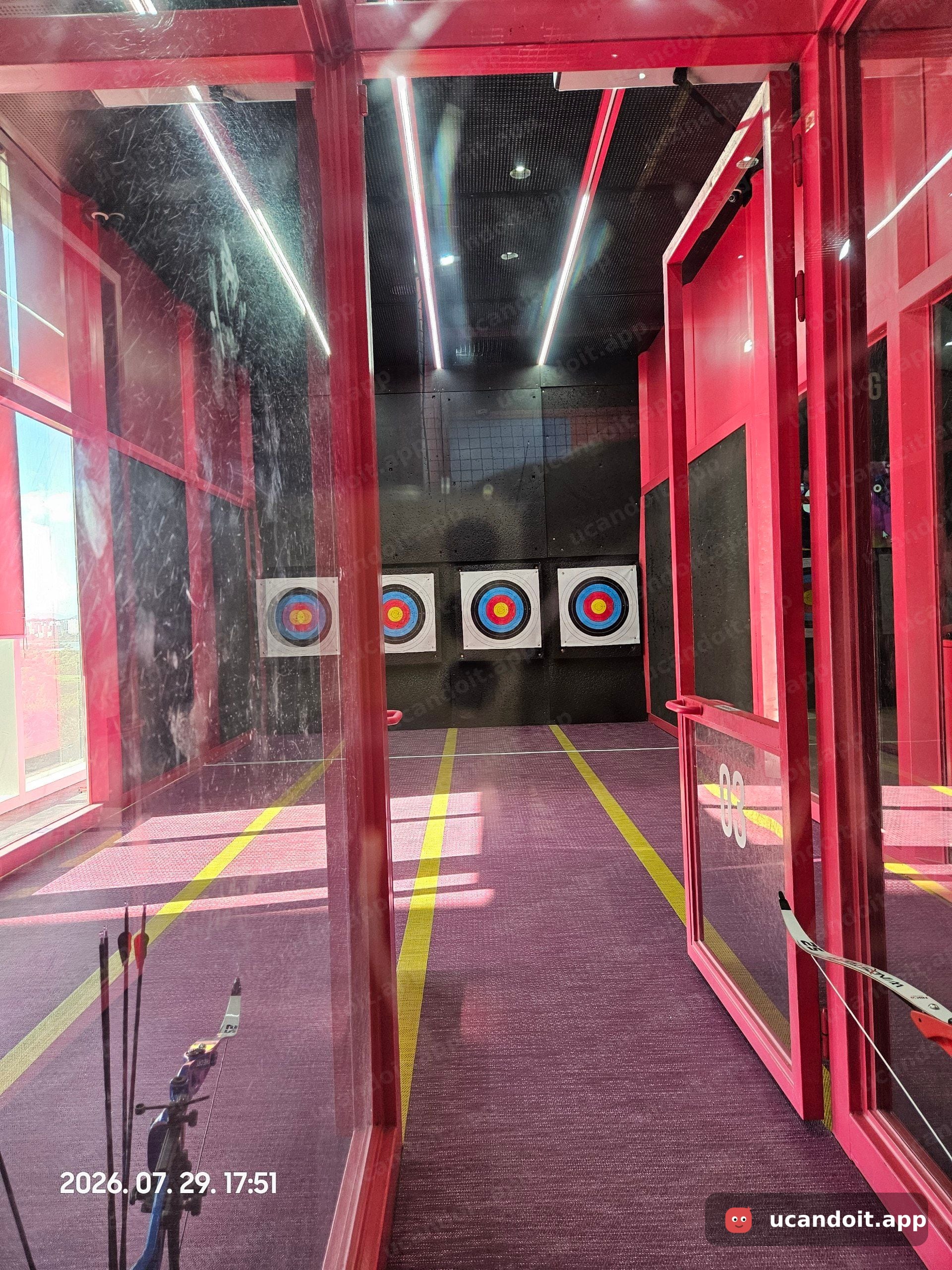 양궁(ARCHERY) 레인 전경, 4개 과녁 정렬, 활과 화살 비치