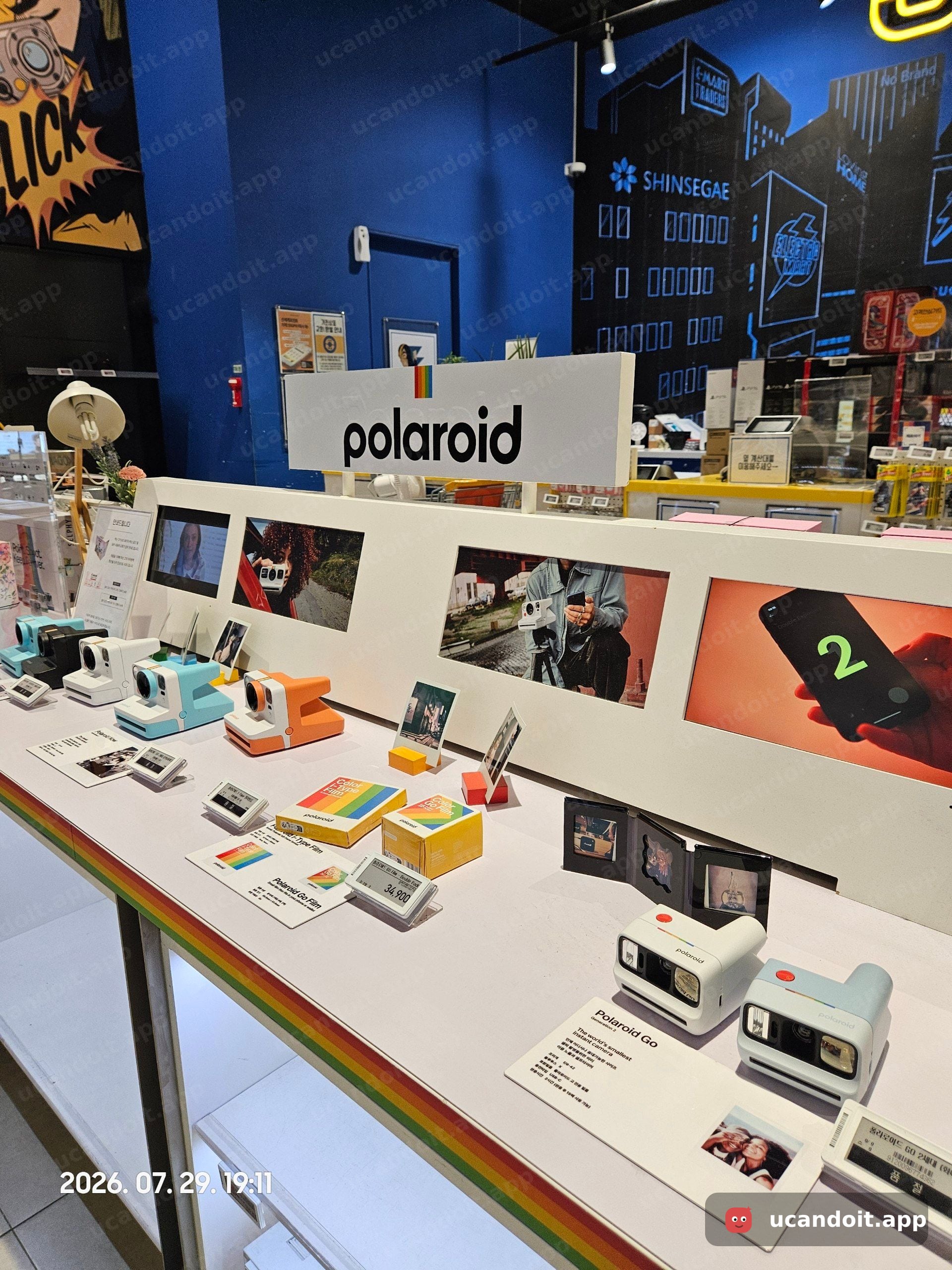 폴라로이드 카메라 전시 – Polaroid Go Film 34,900원