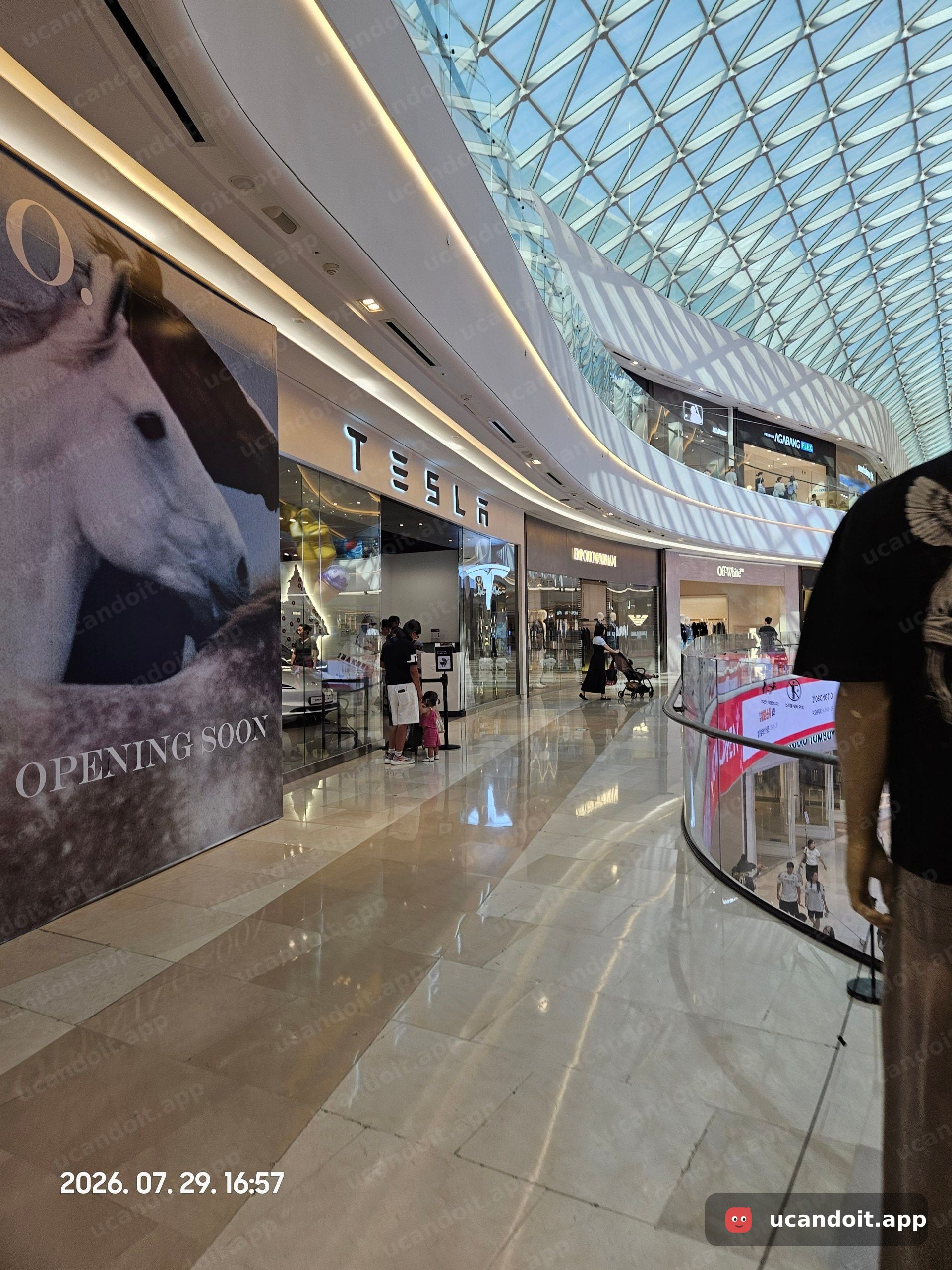 스타필드 하남 내부 – 테슬라 매장 및 오픈 예정 매장 전경, Emporio Armani 등 입점