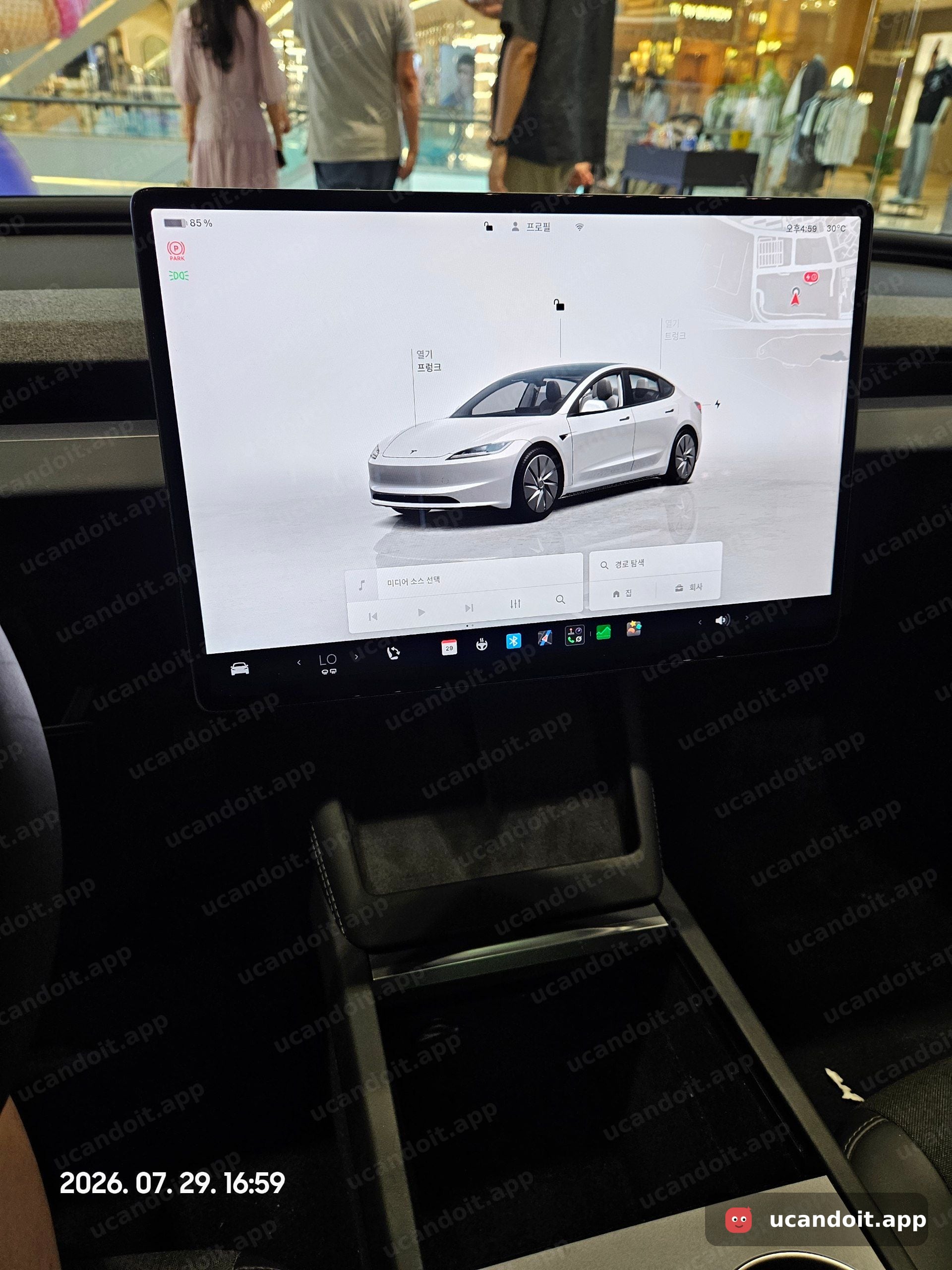 테슬라 Model 3 전시차 실내 – 대형 센터 터치스크린 화면에 차량 3D 이미지 표시