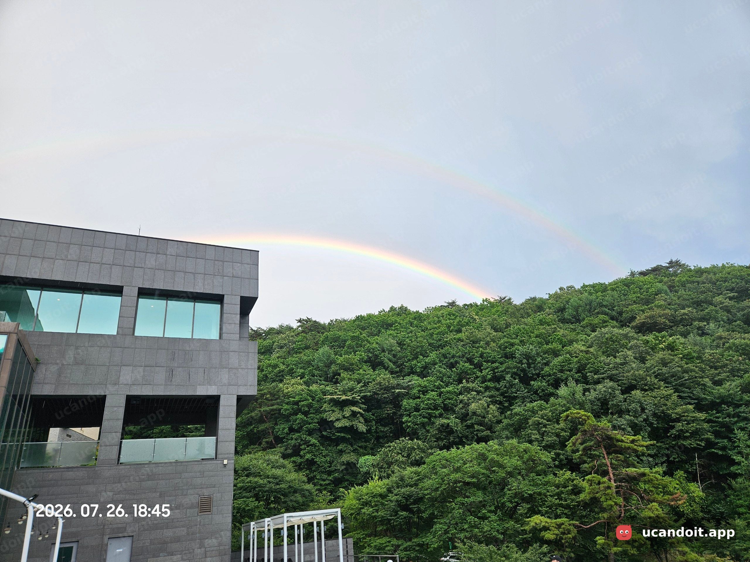 저녁 무렵 밖에 나왔더니 산 위로 쌍무지개가 걸려 있어서 한참 봤네요.