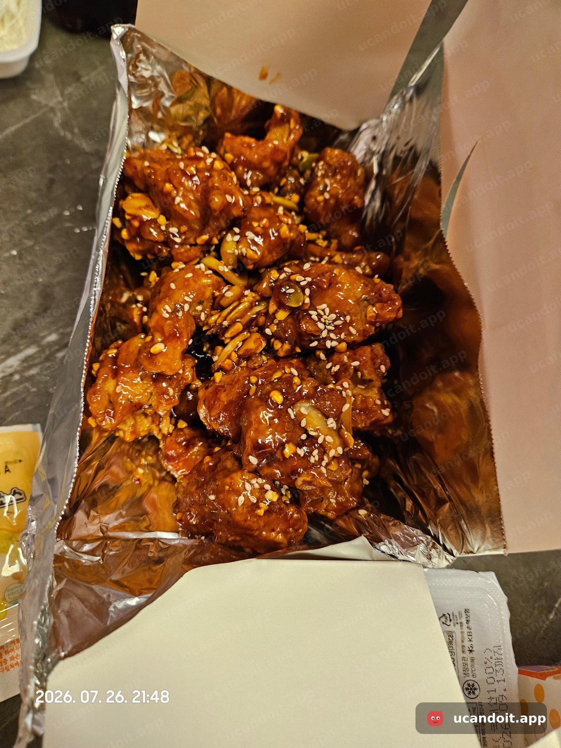 양념치킨은 소스 자박하게 묻어 있고 깨도 솔솔 뿌려져서, 양이 은근 넉넉하더라고요.