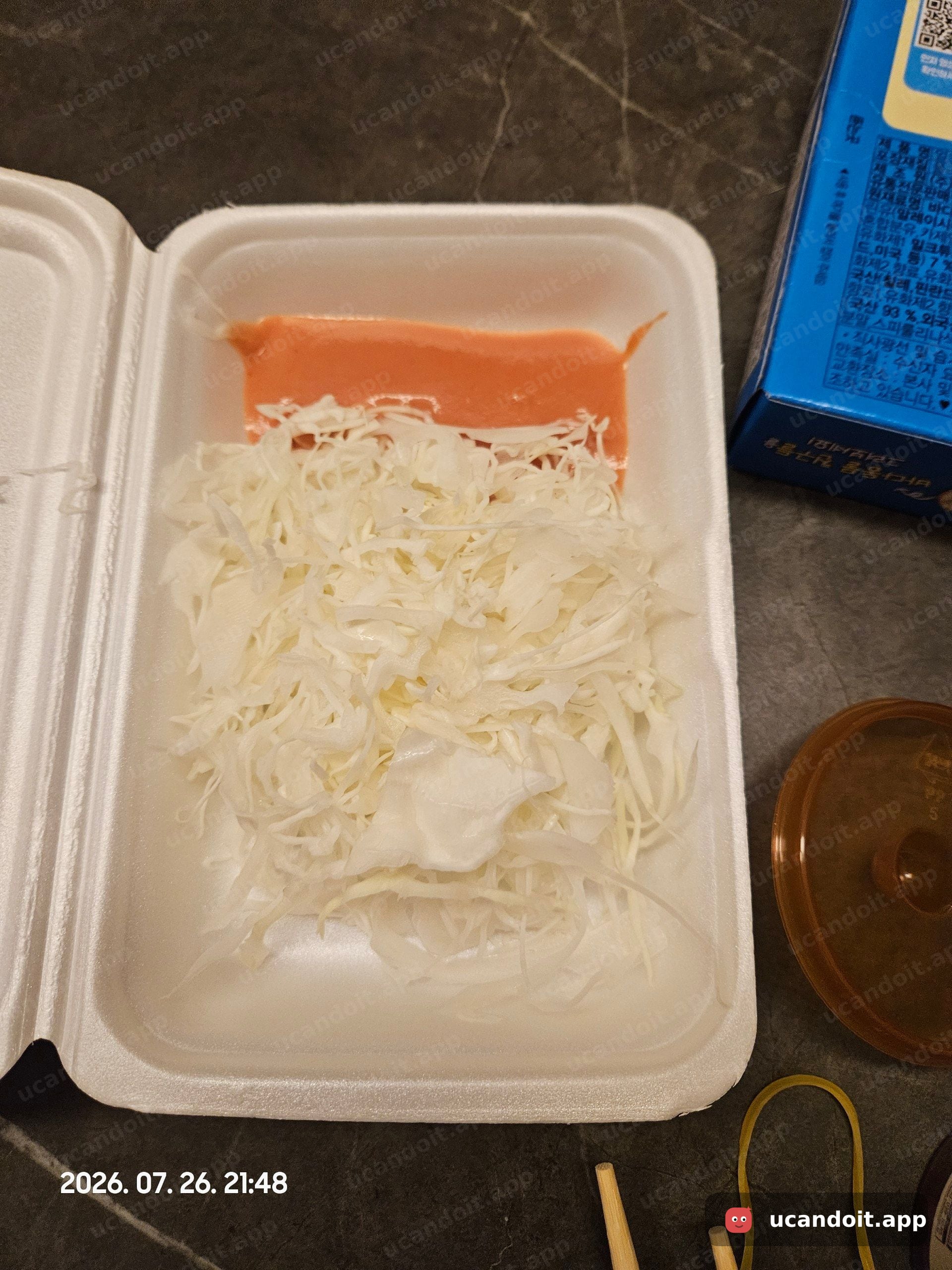 치킨엔 역시 코울슬로죠, 채 썬 양배추에 분홍 소스 얹어서 같이 나와요.