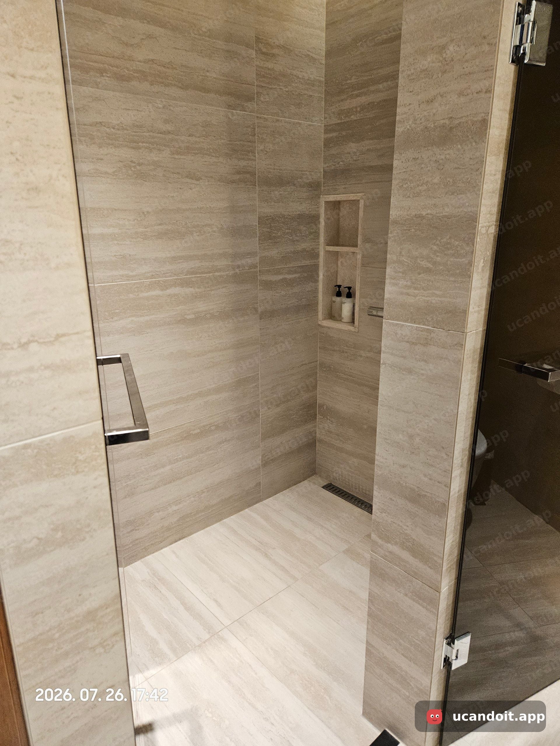 샤워부스는 유리문 열고 들어가는 통유리라 안이 제법 넓었어요.