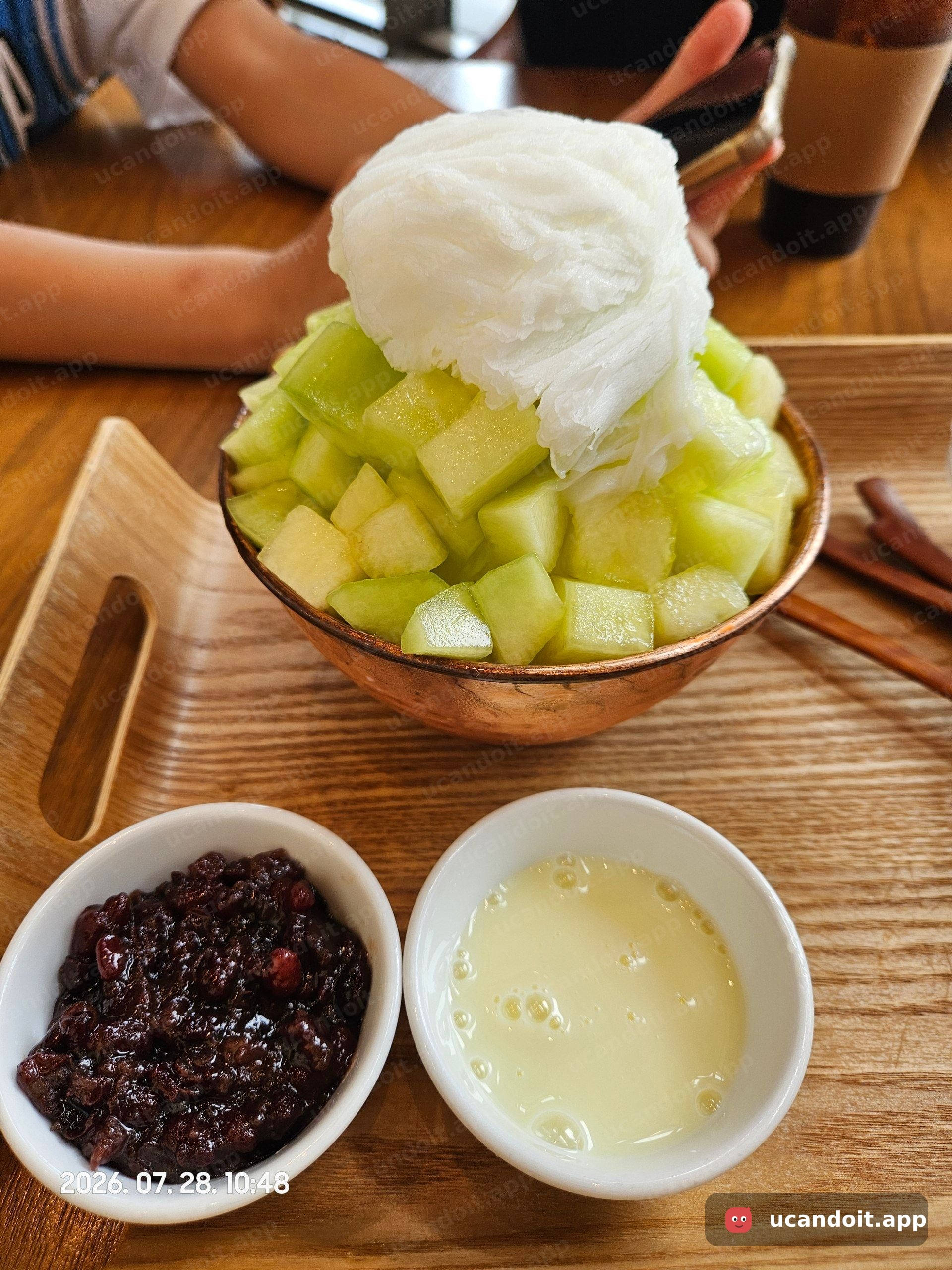 드디어 메론빙수 실물이에요. 메론 과육이 진짜 듬뿍 올라가 있고, 팥이랑 연유는 따로 곁들여 나와서 취향껏 부어 먹으면 되더라고요.