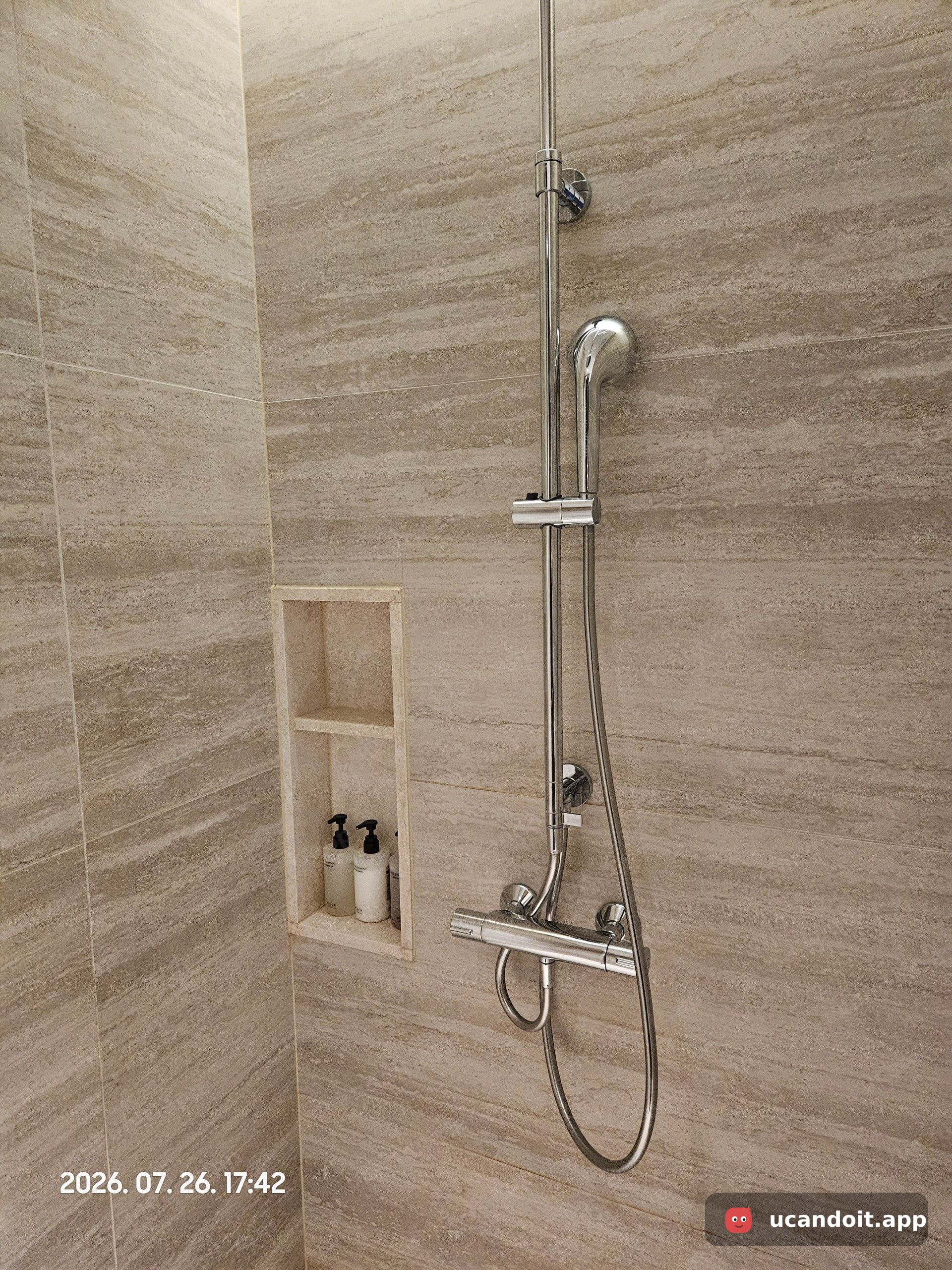 샤워기는 핸드형이고 옆 벽 선반에 바디용품이 채워져 있더라고요.