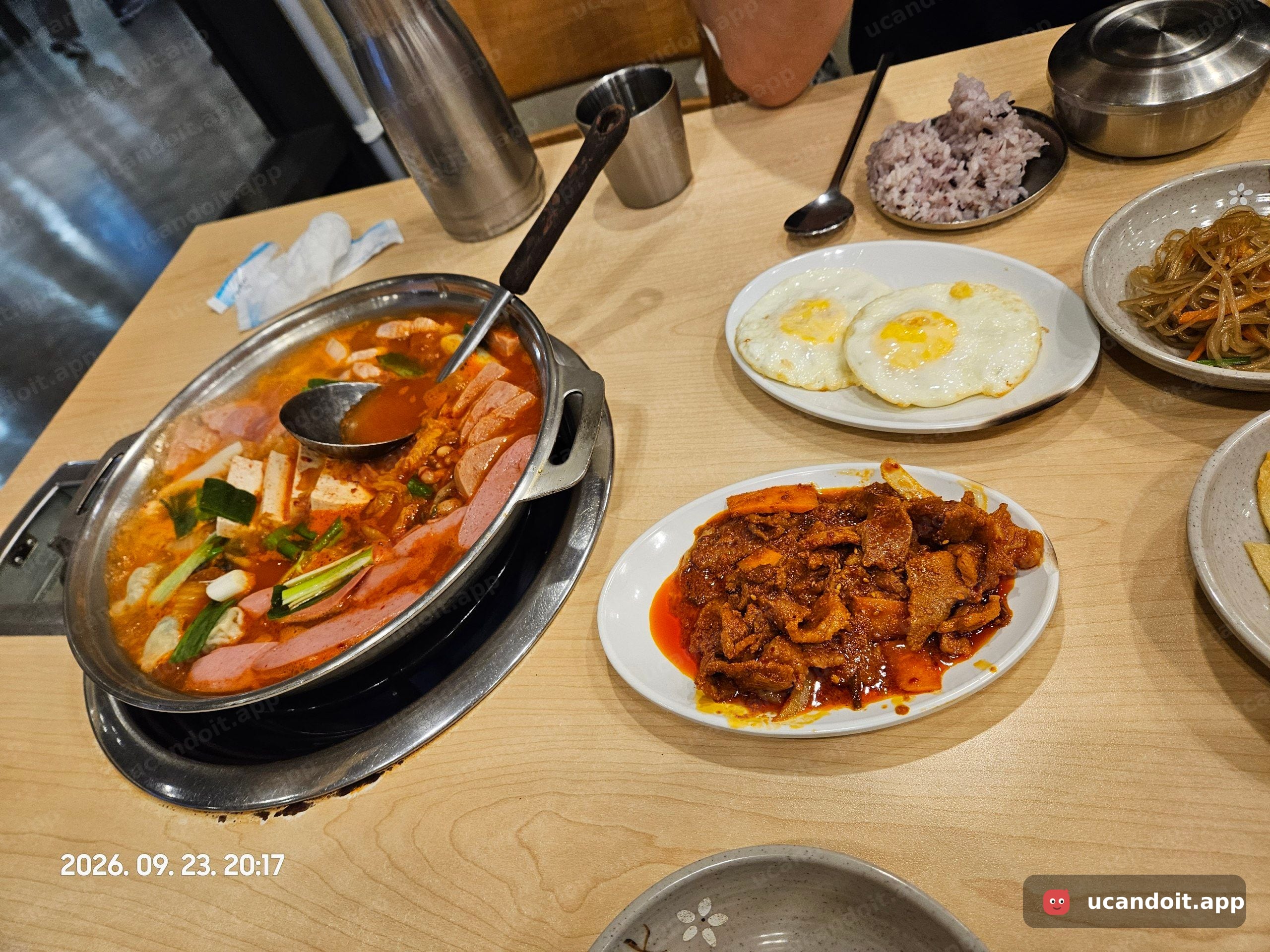 김치스팸부대찌개에 제육볶음을 곁들였는데, 맛도 괜찮고 양도 적당했어요.