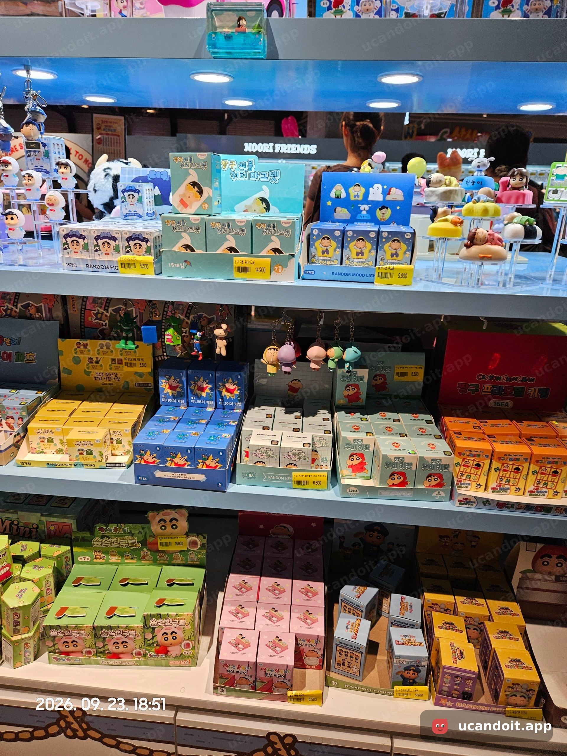 짱구 여름 워터 마그넷은 14,900원, 랜덤 무드등은 9,800원이었어요.
키링까지 있어서 한참 구경했네요.