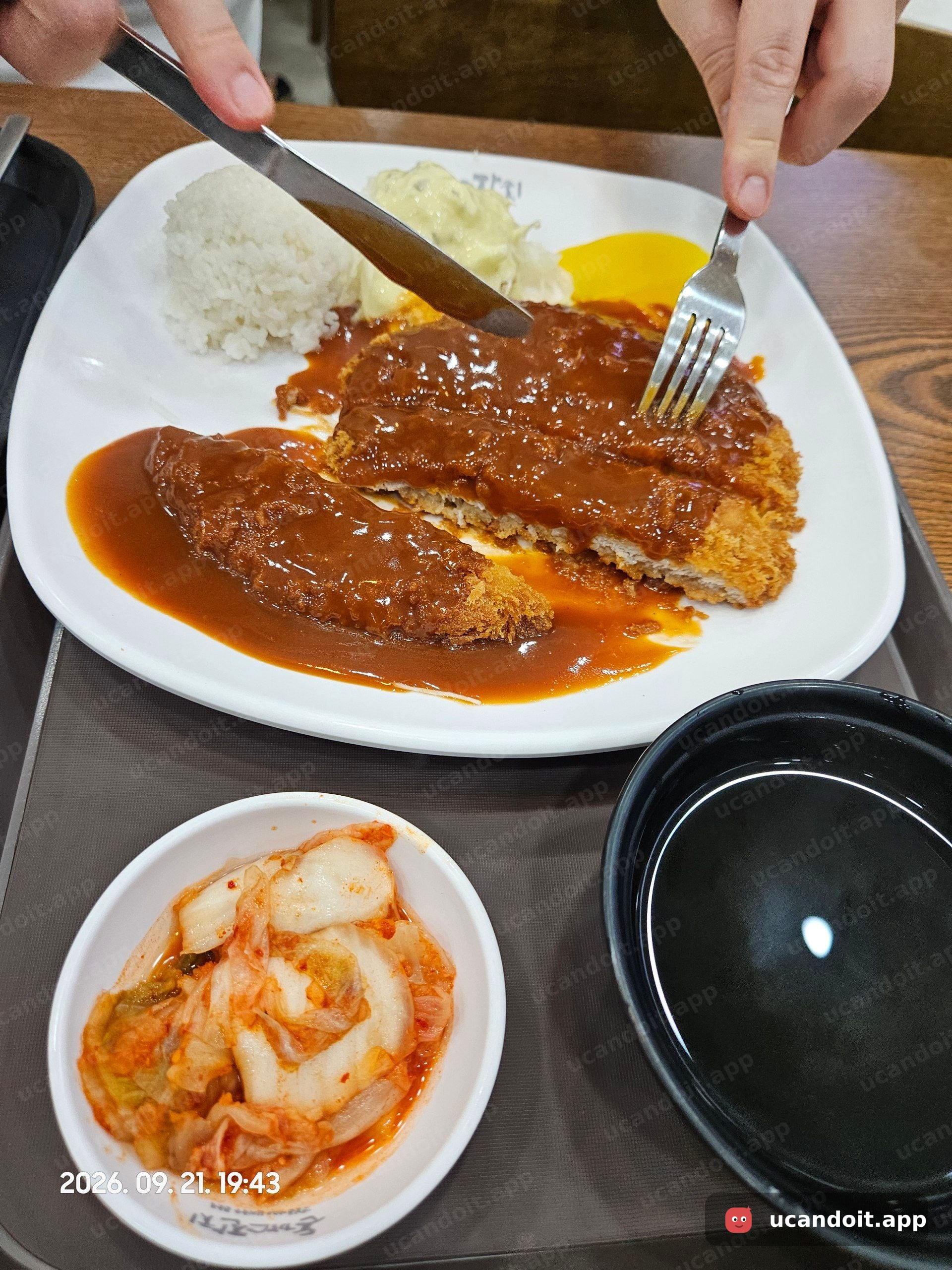 돈가스에 밥과 샐러드, 단무지가 함께 나왔어요.
소스는 케첩 맛이 더 느껴져 제 취향은 아니었어요ㅜㅜ