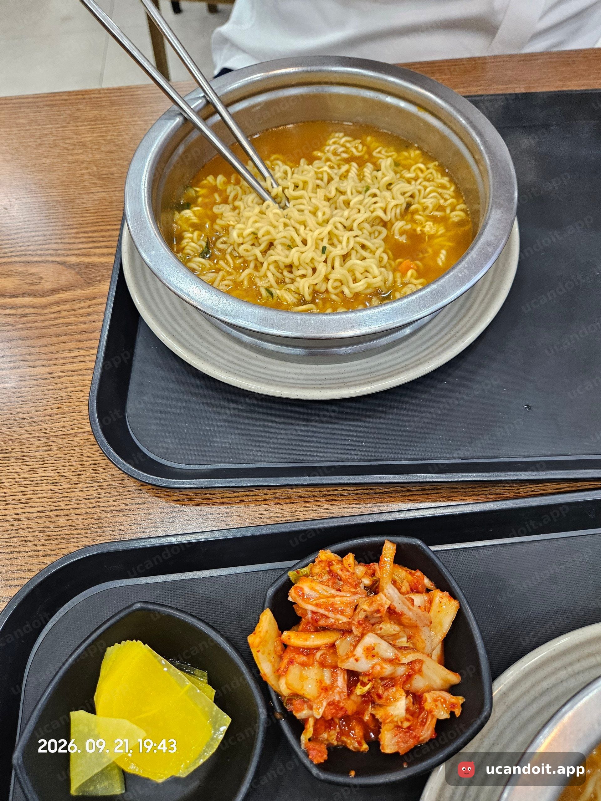 로봇으로 끓인 라면이에요.
맛은 평범했지만 로봇이 끓인다는 점은 재밌었어요.