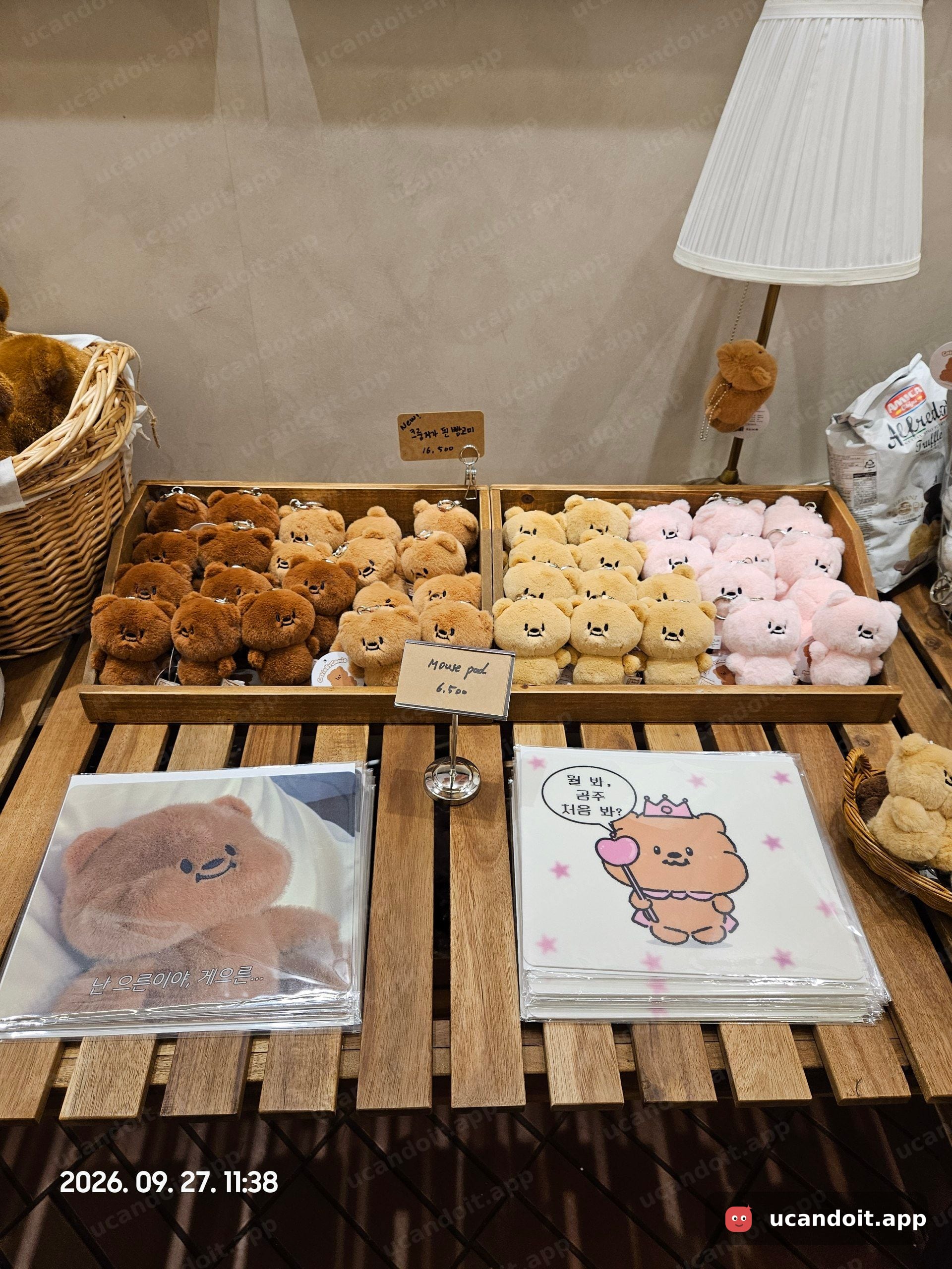 갈색·베이지·분홍색 인형 앞에 마우스패드가 놓여 있었어요. 6,500원 가격표는 앞쪽 마우스패드에 해당해요.